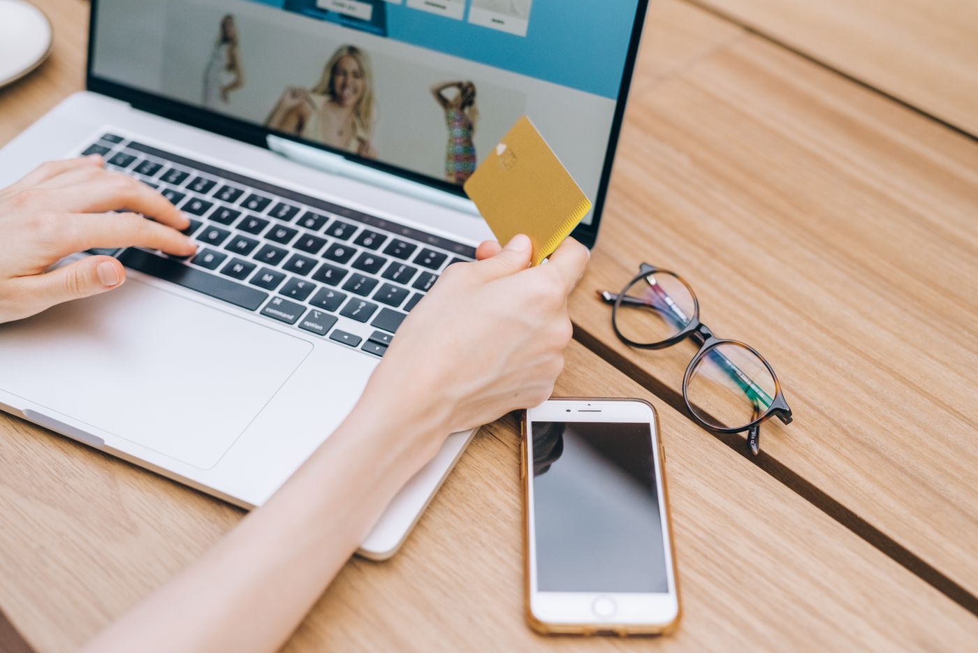 Mujer comprando online con su computadora