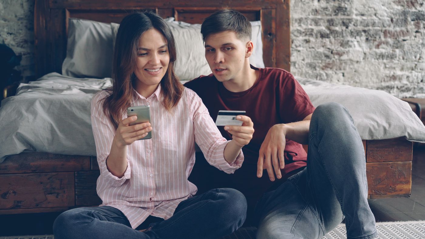 Pareja comprando online desde su casa